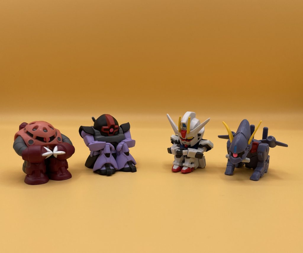 まちぼうけ　ガンダムの場合２　今弾のラインナップはこんな感じ。無事コンプすることが出来ました。でもね、３つ欲しくなる子がいるでしょう？？  　ドム、ぜったい３つ欲しいですよね？？？  　　１個しか出ませんでしたぁー(´;ω;｀) 　ストライクは３つも出ました。良いんだ。僕はストライクも大好きだもん…。嬉しいんだもん…。  ドムぅ・・・(´;ω;｀)