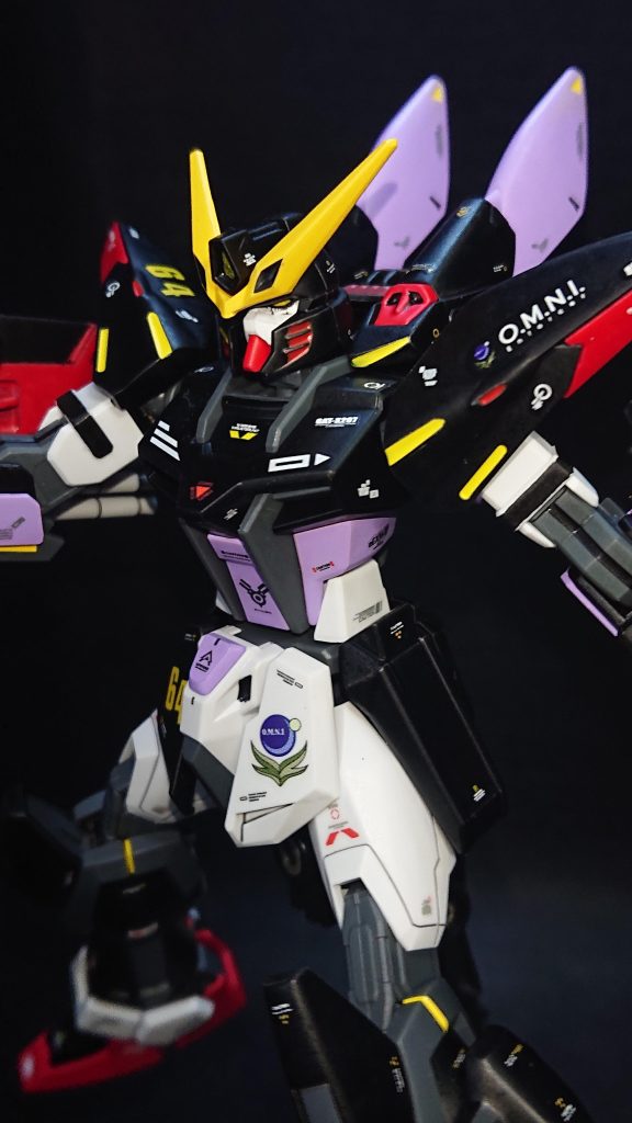 機体カラーはブリッツ感を出すために黒、赤、薄紫をメインにしつつ、ストライクらしさを損なわないよう白を残しています💡差し色の黄色が上手く全体のバランスを整えてくれて満足のいくカラーリングにできたと思っています✨特に拘ったのが頭部のマスク部分で、元々のブリッツカラーだと薄紫だったのですが、今回はストライクベースと言うこともあり白くしてみました！久しぶりに白を使ったのですがパーツが小さかったことも功を奏し上手く塗装することが出来ましたｗ