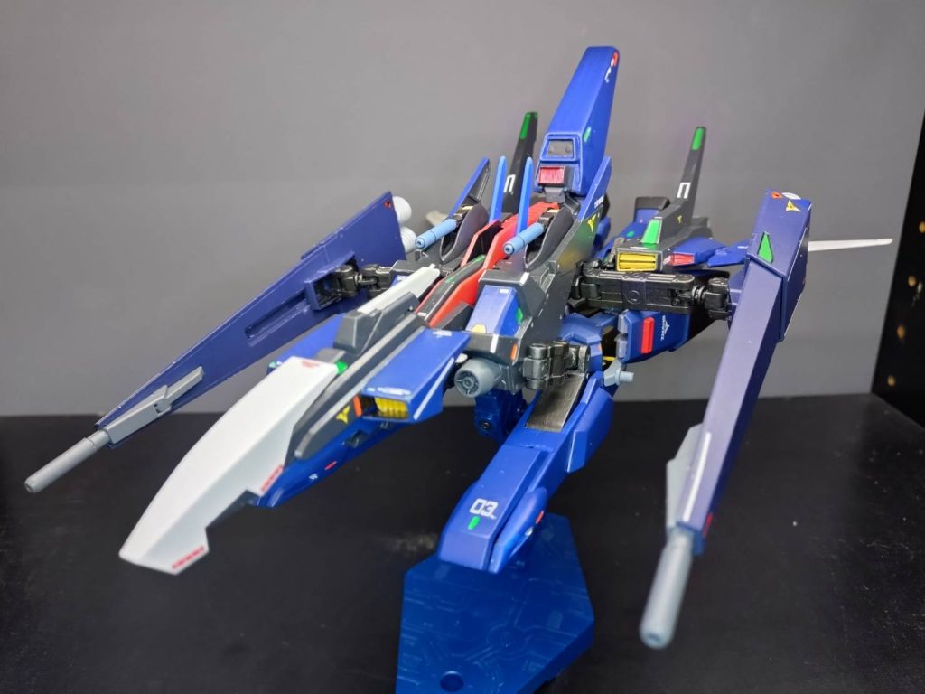 テールスラスター(後ろの大きいやつ)は後付けでどうしても着けたかったが、なかなか良い接続のアイデアが浮かばず苦労した。最終的にはある程度の力押しで取り付けているが、無かったら平らで面白くない機体になってたかもなぁ…