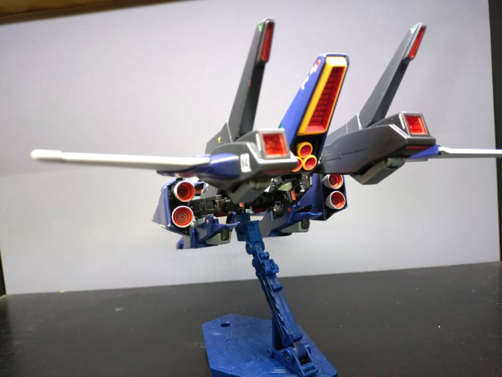 カラーは普通にガンダムカラーのティターンズブルーの1と2を使用。ほかに黒、黒鉄色、シャインレッド、ディトナグリーン、RLM04イエロー、オレンジ、蛍光レッド、蛍光グリーンを使用。全て筆塗りで行っています。仕上げはつや消しのトップコートを吹いています。