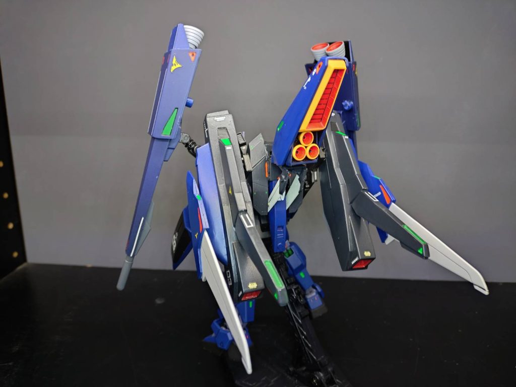 という訳で、Gディフェンサーとギャプランの融合機を作成しました。実の所、最初の予定はガンダムMkⅡギャプランアーマーみたいなのを構想しており、要するにギャプランの特徴的な装備はそのままで人型部分をガンダムMkⅡにしたかったが、技術的もさる事ながら、(個人的には)デザインも厳しかったので、たまたま手に入れたGディフェンサー(旧キット)とのミキシングでこの様な形態となりました。