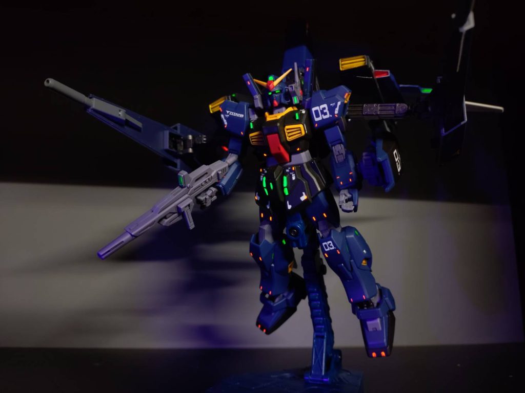 蛍光レッドや蛍光グリーンを細かく入れてあるのでブラックライトで照らすと色々光ります。黒系の機体だからなお一層映えますね。