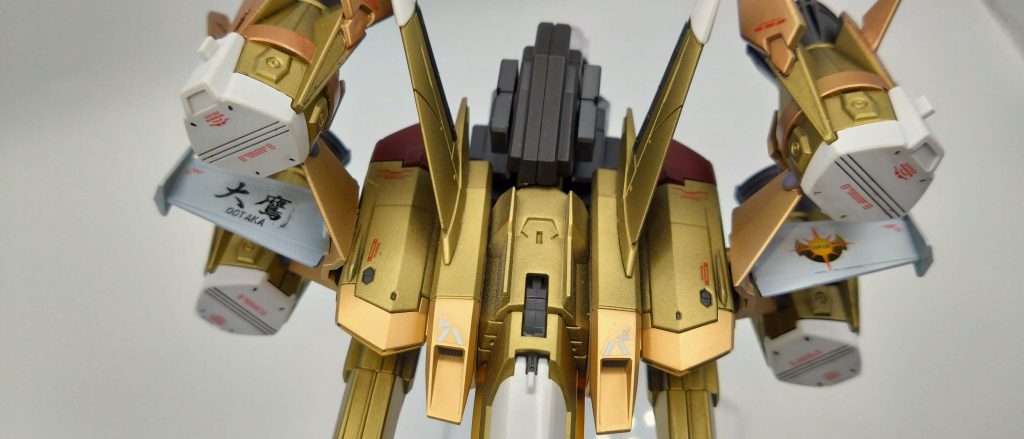 エンジン上部についてるモルゲンレーテ社独自に開発し新型融合炉ジェネレータ「コノハナサクヤ」を外付けに使用しておりバッテリ―稼働だったアカツキをオオタカに換装することによってストフリ弐式・インジャ弐式・ディスティニーSPECⅡと同等の稼働力を手に入れると同時にジェネレータ左右に装備しているナノ粒子散布することで消費した剥がれたヤタノカガミを回復する機能も備えている。さらに機首部にはオオワシと同じAI自立操作単独飛行とバレル兵装の補助サポートもする人口知能CP『ギンガナム』を搭載、ムウのバレルオールレンジ攻撃サポートしたり操縦の補助してくれる能力を有する。まさにこのオオタカはムウの能力を最大限発揮した機能と開発立案者マリューがムウを必ず生きて帰ってくるように願いを込めた支援機なのだ