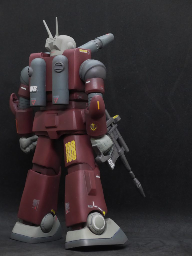 後ろ姿です。今回、元キットはリアルタイプなのですが、アニメカラーを渋めトーンで塗装しました。デカールはキットのもの、市販のもの（ガンダム系もそうでないものも）を見繕って貼りました。108なのでカイ・シデン機です。