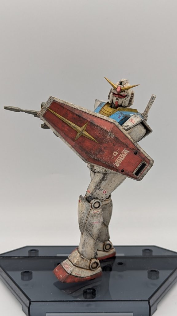 アムロはシールドを酷使する印象があるので、シールドは下地の金属が見えているイメージにしました。