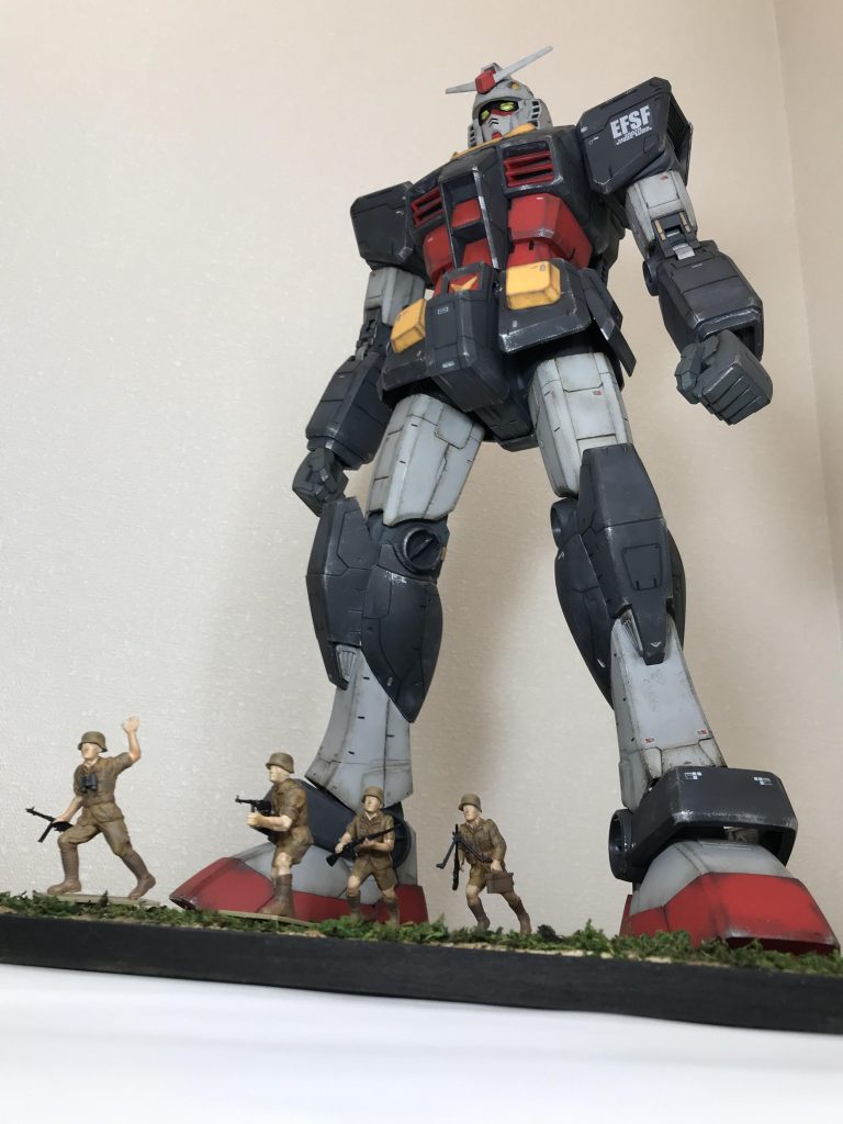 サムネの画像加工なしVerつや消し放置のガンプラを汚したりはしましたが…パチ組からガンプラ作ったのは、一年以上ぶりではないだろうか…😅ちなみにスケール的にはガンダムが1/48兵士が1/35になります