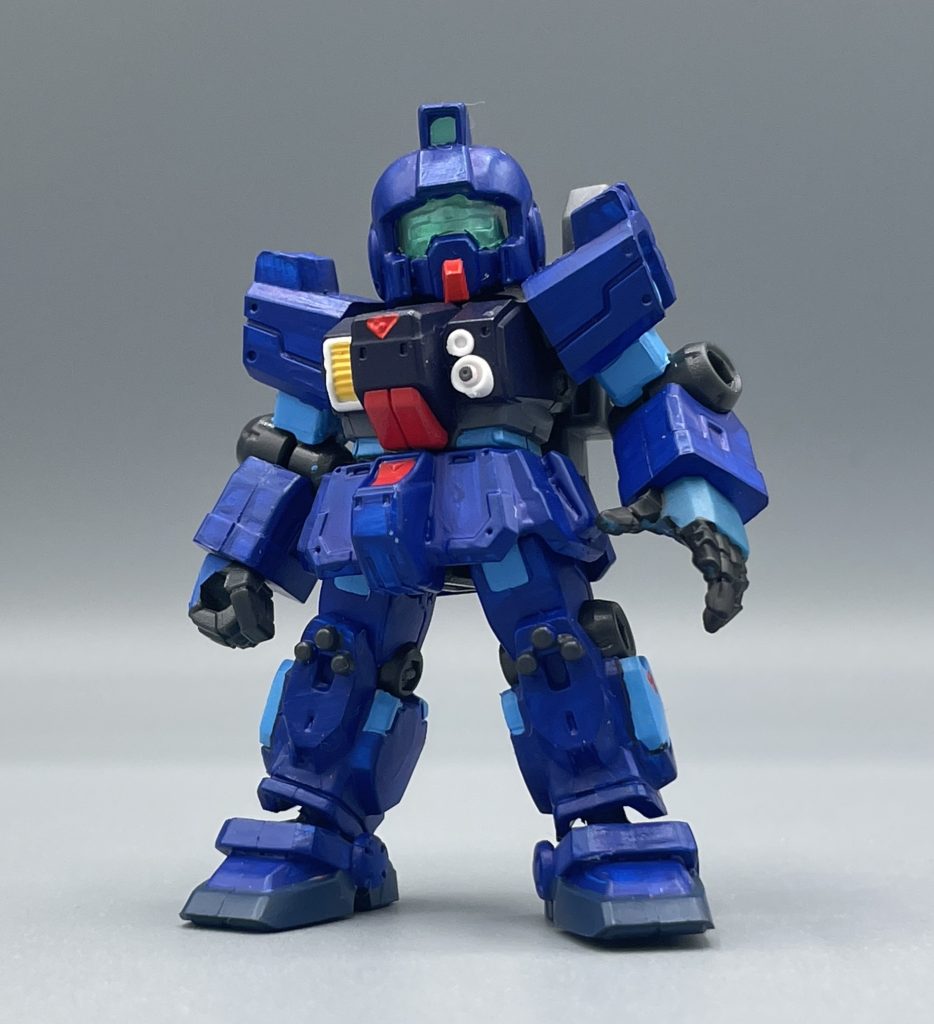 RX-79BD-0【EXAM ZERO】　「機動戦士ガンダム外伝 THE BLUE DESTINY」に登場するブルーディスティニー１号機ですが、完成に至るまでは数々のトライ＆エラーが行われました。　開発当初【EXAM SYSTEM】は、RGM-79[G]陸戦型ジムをベース機体として研究が進められていました。しかし、EXAMシステムが本領発揮をするために、陸ジムではスペックが不足していることが判り、頭部以下はRX-79[G]陸戦型ガンダムのものに挿げ替えられることになります。その後、数多の実験・強化を経てブルーディスティニー１号機として完成します。　本機はBD1として完成する前、陸戦型ガンダムとしての特徴を色濃く残した状態、ゼロ号機という架空のMSとなっています。