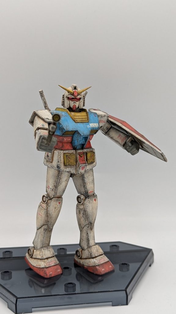 思った以上に動かないのでポーズが難しい…!スコープ部はコトブキヤのパーツとランナー使ってディテールアップしています。