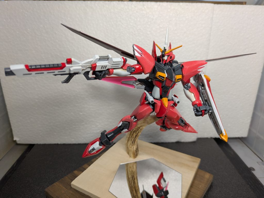 そもそも、イモジャ(イモータルジャスティス)を(1)前回作成したニューカンダムのように、エッジをまるめてみる。(2)簡易量産的な感じ、シンでも一般兵でも扱いやすいジャスティスにしてみるで作ってたんですが・・・なんかイマイチ・・・で、大張版ドラグナーを見て、コレだ!!ということで、方針を変更(3) バリらせる