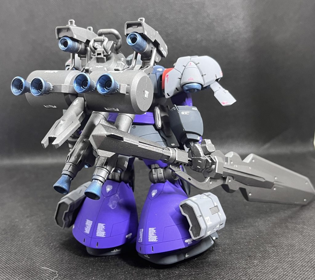 右後ろから。おもたそうなんでこれでもかとバーニア積みました。メインは30MMのオプションパーツ、ヘヴィーウェポン2です。本来丸い奴はガトリングとかの弾倉なんですがいい感じに3mm穴開いてたんで、ウェーブのマルバーニア差し込んで追加バーニアに。元のバーニアにプロペラントタンク接着、見えにくいですがリアアーマーにヘルムヴィーゲのバックパックつけてます。手の甲にも殴る為のガントレットちけてます。