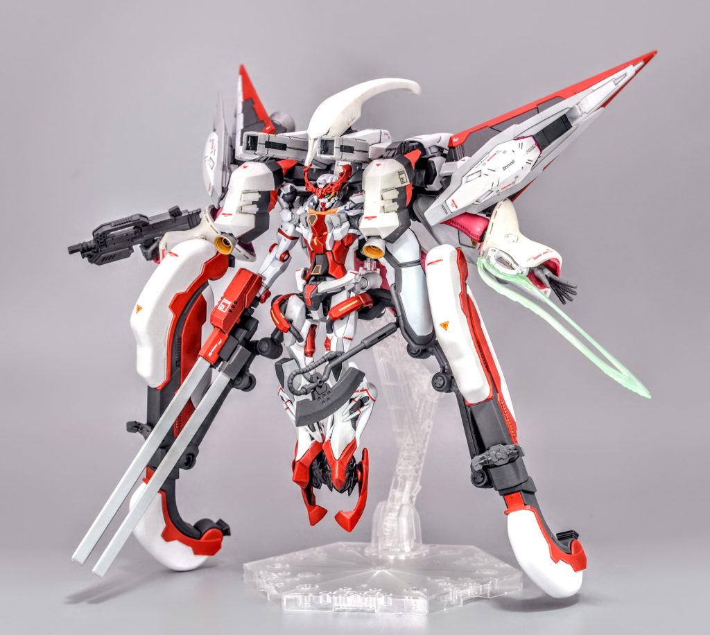 メイン兵装はレールガンで大火力に、サブレッグとウイングブースターで機動力も強化しています