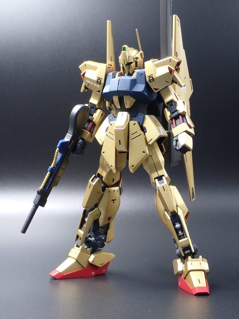 MG 百式 Ver.2.0がなかなか手に入らないので、主にMGと同じ凹モールドを入れ、フロントアーマー2mm延長、脛アーマー?1mm延長、肘の加工などを行い、バンダイのMG公式作例に似るようにがんばってみましたhttps://bandai-hobby.net/item/1316/