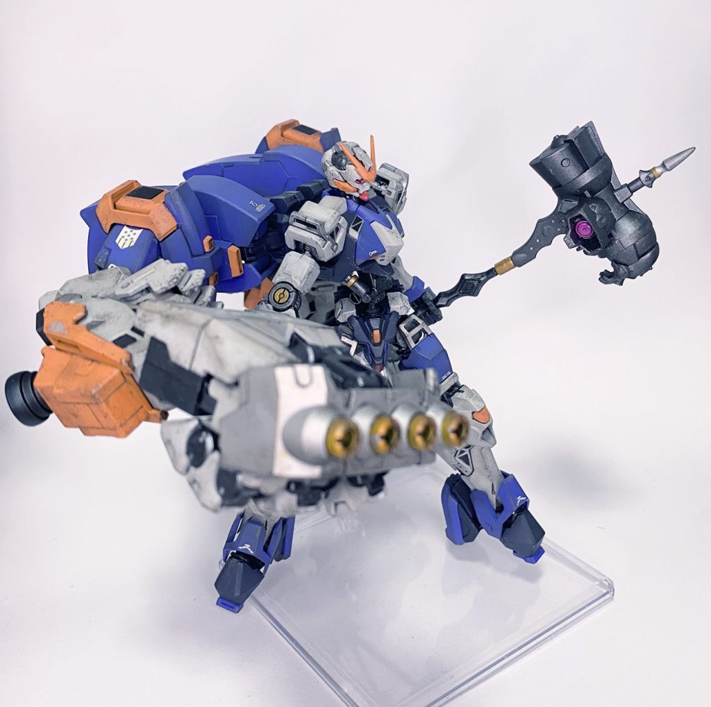 ナックルガードの先端にはレアメタルの突起付き。前腕の各所のバーニアで加速させる脳筋仕様。