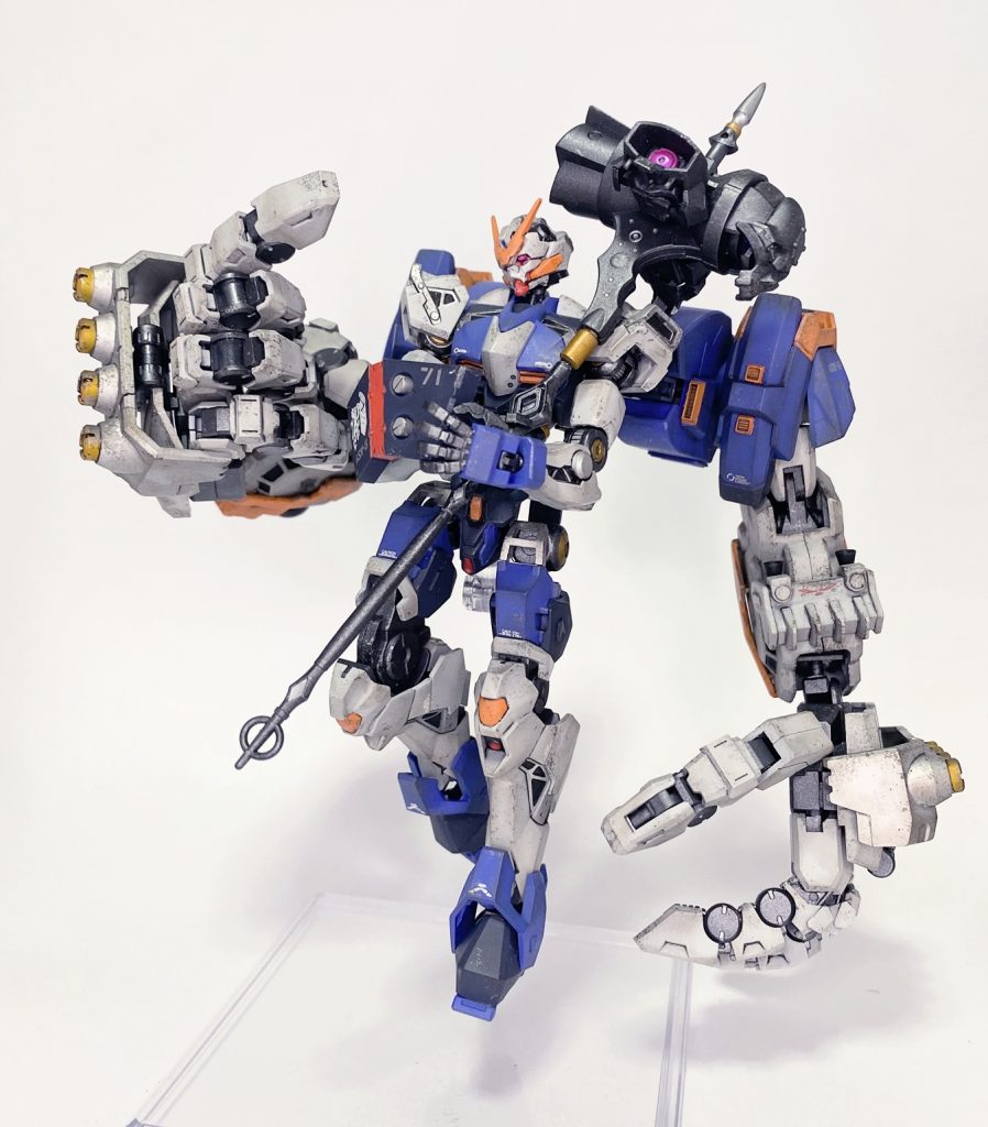 実は女神転生の堕天使ダンタリアンが超好きで(ビジュアルは各自でググってください)、なんとかそのイメージを取り込めないかなと試行錯誤した結果「無数の老若男女の顔を持つ悪魔(物理)」になりました。シールドも何とか本を読んでいる風に見立てられないかなと…無茶な装備もギリギリ有りに出来るところが鉄血のいい所だと思います。