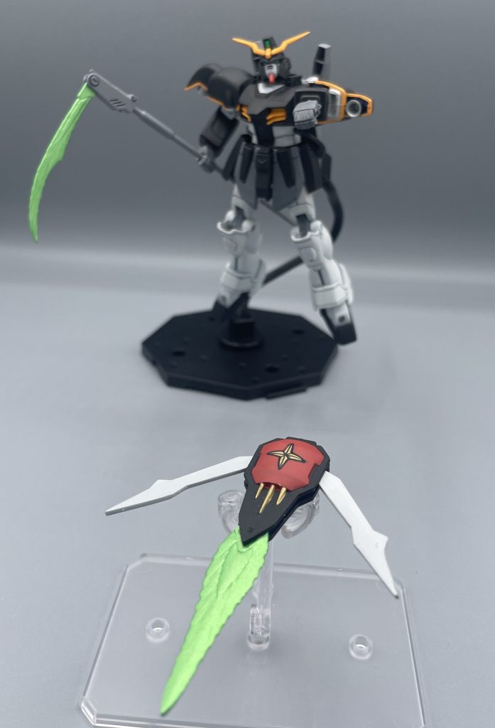 バビューン！！　バスターシールドは射出することも可能です。MSに取り付いたシールドは、ギャリギャリギャリッ…！と回転がかかってMSのコクピットを貫き、恐ろしい破壊力を誇ります。なかなかおっかないシーンでした。