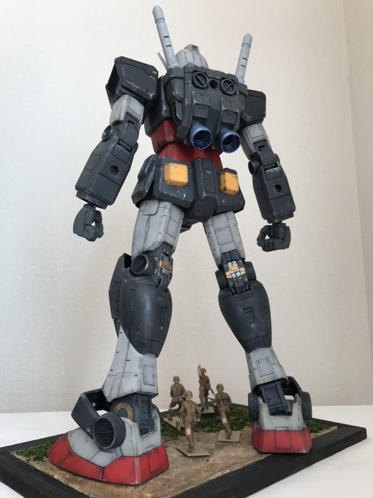 モビルスーツ同士の戦いではなく、現代風な少しリアルっぽいジオラマにしたかったので…ガンダムのカラーはやはりリアルタイプカラーに限る!😤