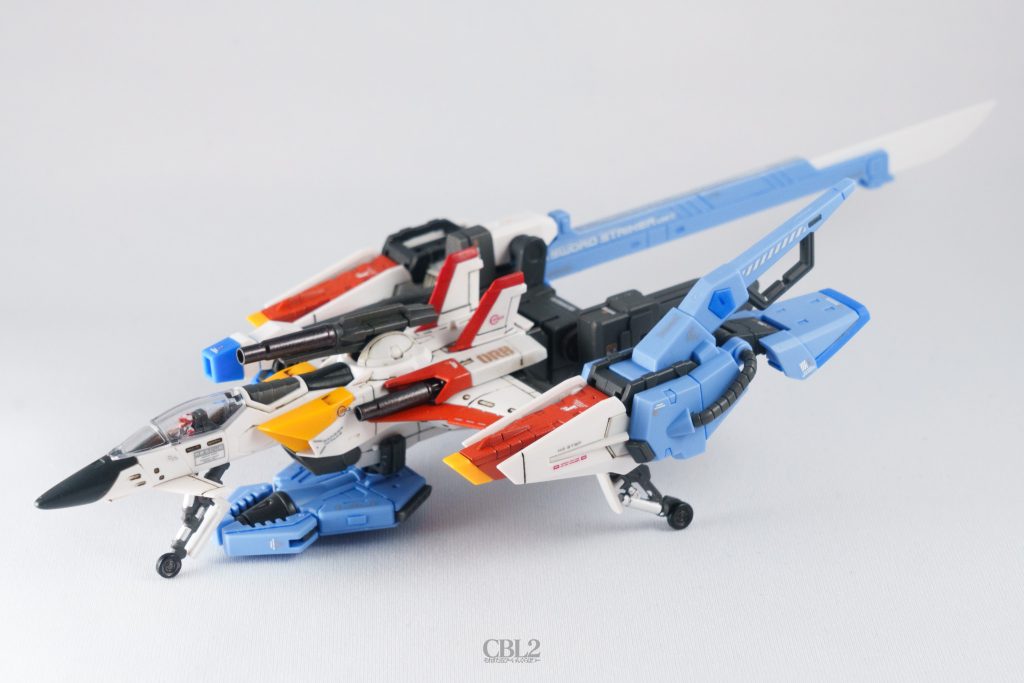 ソードストライカーも作りました。エールストライカーを装備するつもりで作っていたのですが、カガリの機体なのでまずはソードストライカーを装備しておこうかなと。このあと、ちゃんとエールストライカーも作るつもりです。敢えて整形色そのままにしてみました。追加装備感が好きなのです。