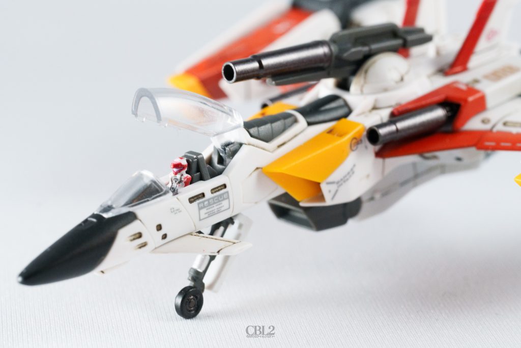 キャノピーは開けられるので、パイロットもカガリっぽく塗りました。そんなに綺麗に塗れてはいないですが、それっぽい感じにはなったかなと。ランディングギアはちょっと塗り分けただけでもそれっぽくなって作ってて楽しかったです。