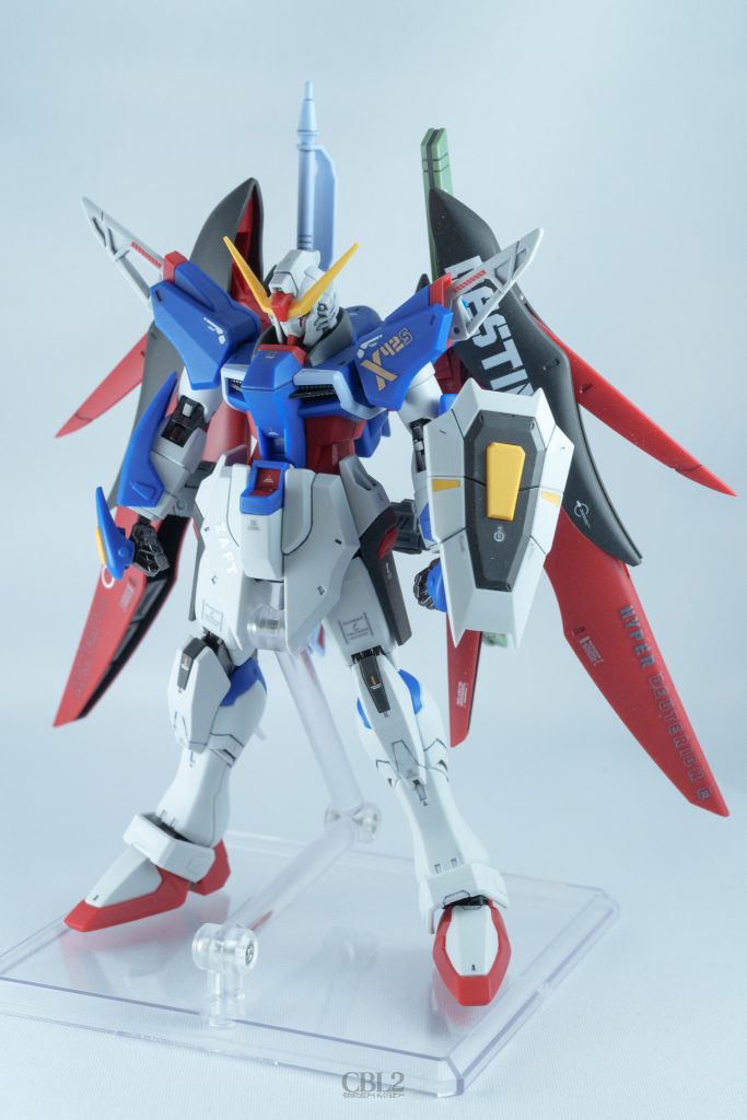 以前作ったストライクフリーダム、インフィニットジャスティスと同じテイストで仕上げることを目標にしました。関節はガンダムマーカー ヘビーガンメタリックで塗って光沢トップコートで仕上げました。装甲は基本的に成形色のままでつや消しトップコートで仕上げました。