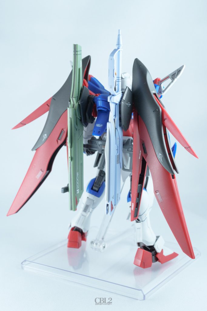 本体は昨年夏にはほぼ出来上がっていたのですが、バックパックの仕上げに時間がかかりました。ただ、その間に他のプラモを作ったり、他の人の作例を見ていたりしていたので、バックパックに製作では少しだけ技術的な挑戦を盛り込めました。ウイングユニットの内部をアクリジョン ブラックで筆塗りしたり、MMI-714 アロンダイト ビームソード にネオジム磁石を仕込んで簡単に脱着できるようにしたりしました。
