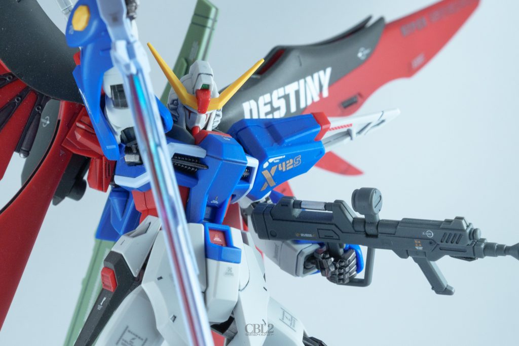 アロンダイトに2つ、持ち手に1つ、手甲に1つ、ネオジム磁石が入っているのでちょっと重たいのかも。光沢トップコートのせいもあって結構たるんたるんに…この写真撮るのなかなか大変でした。手甲すぐ取れちゃうし。