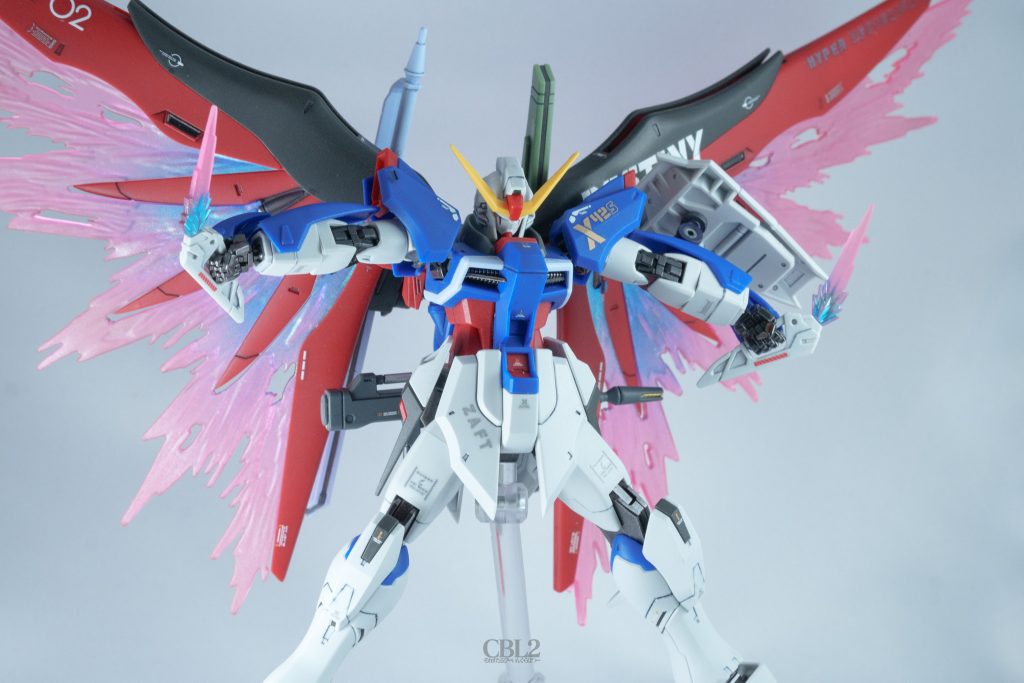 ヴォワチュール・リュミエールや、RQM60F フラッシュエッジ2 ビームブーメランのエフェクトパーツも塗りました。ガンダムマーカーシャインシルバー、メタリックパープル、レッドゴールド、トランザムホロレッドをエアブラシシステムで少しずつ吹きかけました。