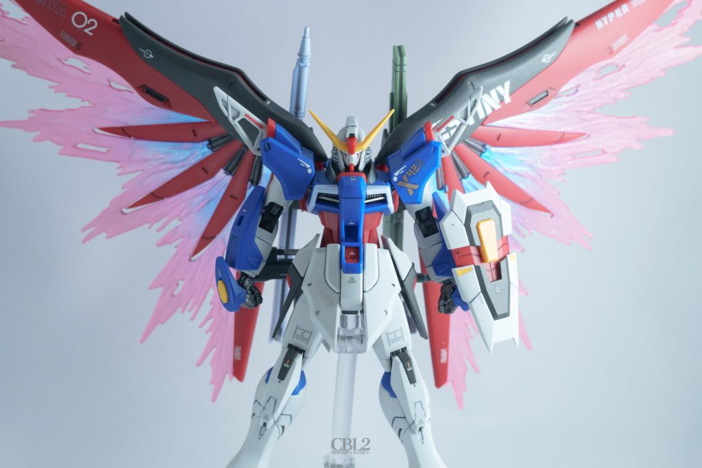 ウイングユニットを広げてエフェクトパーツも取り付けると結構な大きさになります。撮影ブースの背景に収まりきらないですね。