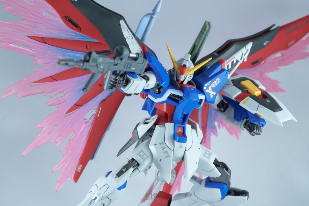 MA-BAR73/S 高エネルギービームライフル。銃口に真鍮線を入れてみたり、バットを少し伸ばしてみたり、細かく塗り分けてみたりしました。いつもの如くネオジム磁石を埋め込んで腰後部にくっつけられます。SEED撃ちのようなポーズを取るとアンチビームシールドが映えないように感じたので、腕部の角型ジョイントを3mm丸軸に拡張して30MLのジョイントパーツを組み合わせ、角度をつけられるようにしました。密着度は下がりますが、アンチビームシールドの表情付けができるようになって満足です。