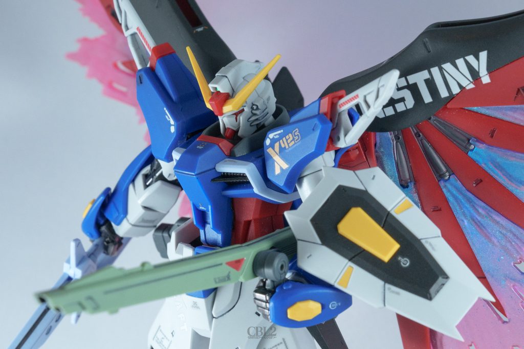 M2000GX 高エネルギー超射程ビーム砲。名無し砲とか言われてますけど、個人的には結構好きな武装です。劇中だとめちゃくちゃパースが効いた描写をされることが多いですが、実際はそんなこともないのが逆に良いというか。真ん中の窪み線はグレーで塗ってみました。グリップを変えたかったのですが、しっくりくるパーツがなかなか見つからず…結局30ML系のパーツで納得行ったのですが、バックパックの仕上げに時間がかかった理由のひとつです。