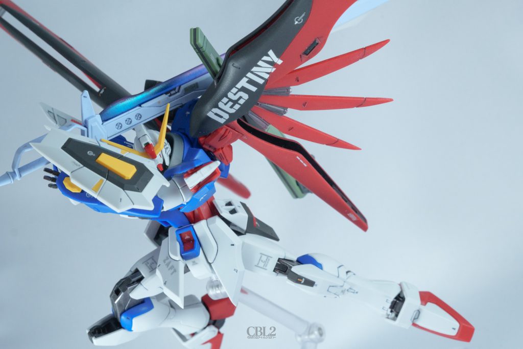 MMI-714 アロンダイトビームソード。高エネルギー超射程ビーム砲とデカールのパターンを寄せるようにしました。前述の通りネオジム磁石を埋め込んでバックパックからの脱着を簡単にしました。磁石4個使いました。4個！エフェクトパーツはちょっとパープル多すぎましたかねw