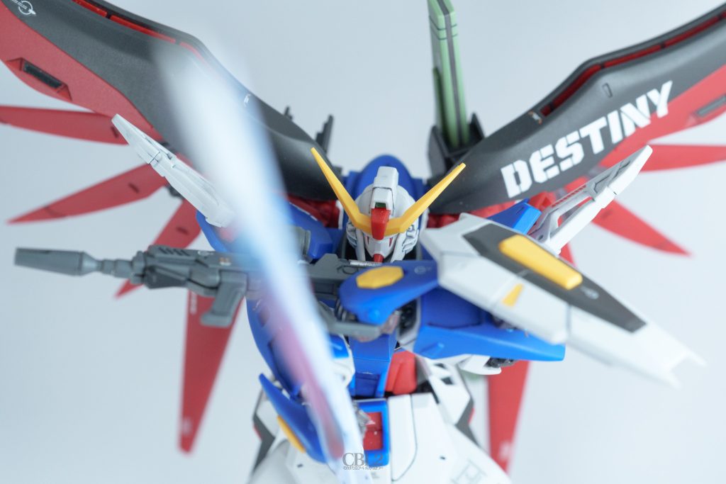 SpecIIでやっていたポーズをやってみました。アンチビームシールドと腕部装甲の間に入れたジョイントパーツのおかげで、劇中シーンの再現度が高まったかもしれません。SpecIIを組むときもやってみようかな。