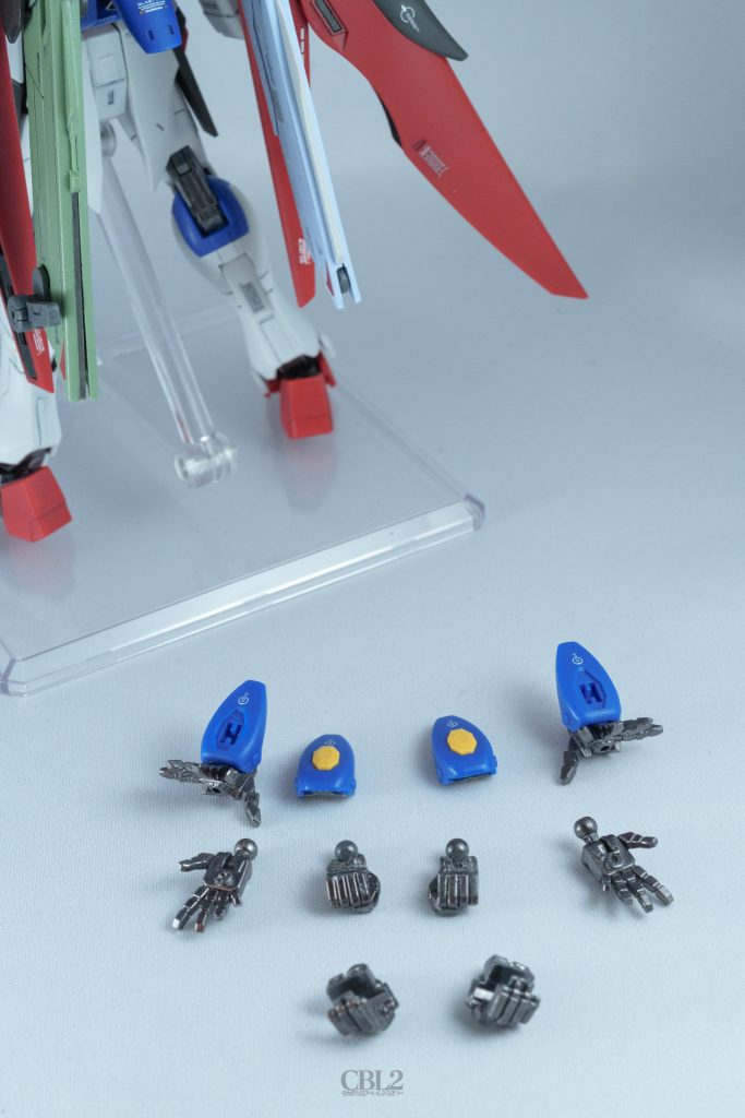 手首パーツ。キット標準の握り手は右手人差し指を一度切り離して削って、ビームライフルのトリガーに当たるようにしてみました。（腕部装甲に干渉することが多いのであんまり意味なかったかもですが）握り手と平手はビルドナックルズ角から。手甲パーツがくっつくようにここにもネオジム磁石を埋め込みました。ランナーパーツをタミヤセメントで溶かした自作パテで少し整形しました。平手には3mmのランナーを貼り付けて、真ん中に1mmのピンバイスで穴を開けてみました。パルマフィオキーナに見えますかね？