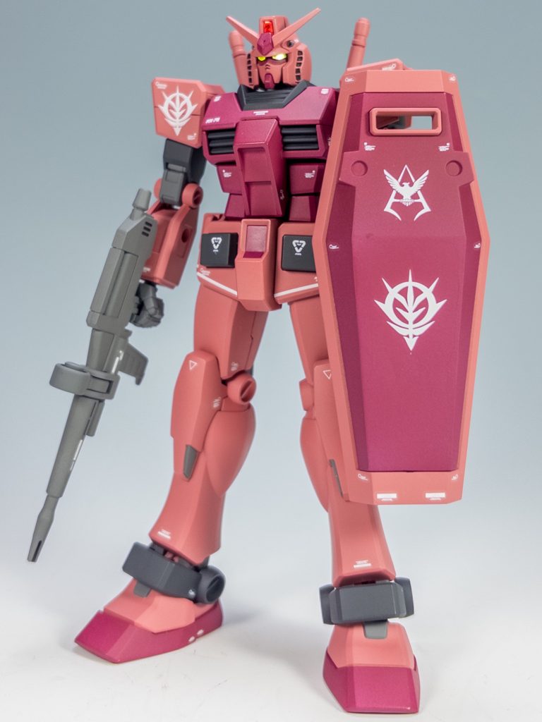 フロントビューです。シールドの星印と股間のV字マークをパテで埋めています。塗装は水性ホビーカラーを使用しています。機体色は、シャア専用機ピンクに赤を混ぜたものです。デカールは、THE ORIGIN汎用④を中心に貼っています。