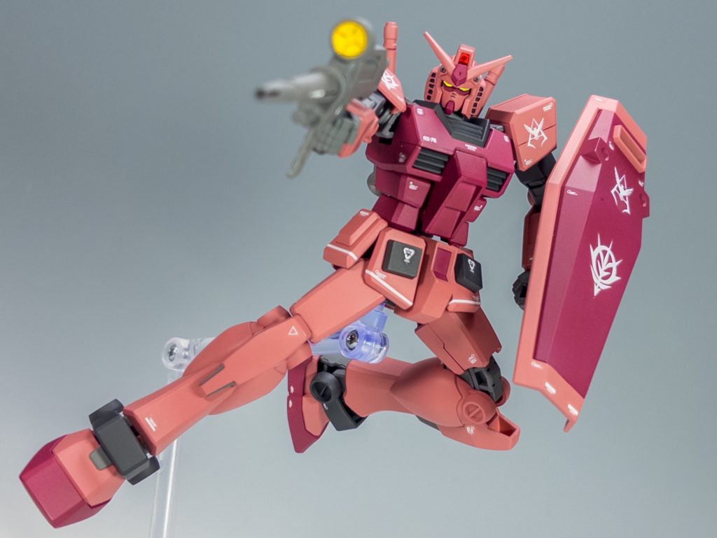 ライフルを構えて。ポーズを取らせたら、干渉する部分の塗装がハゲてしまいました。。。なので控え目に(笑