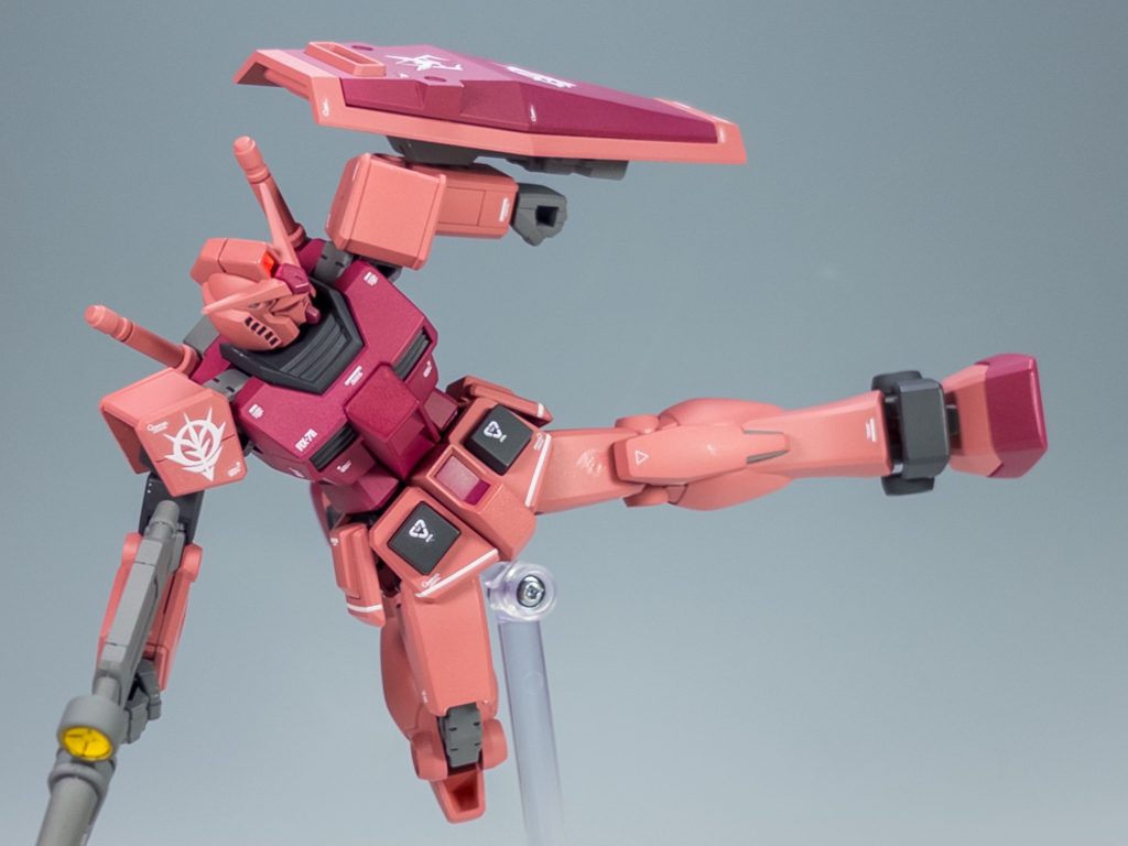 シャアなのでキックで(笑サーベルを持たせようとしましたが、絶対に塗装がハゲるので諦めました。。。肩やシールドのデカールは、ガンダムデカールDXから。