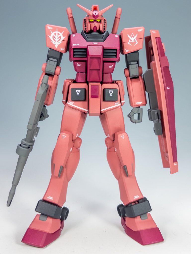 真正面。濃い赤は水性ガンダムカラーのシャア専用機レッド、ダークグレーはファントムグレーをそのまま吹いています。二の腕が黒いのはギレンの野望オマージュです。