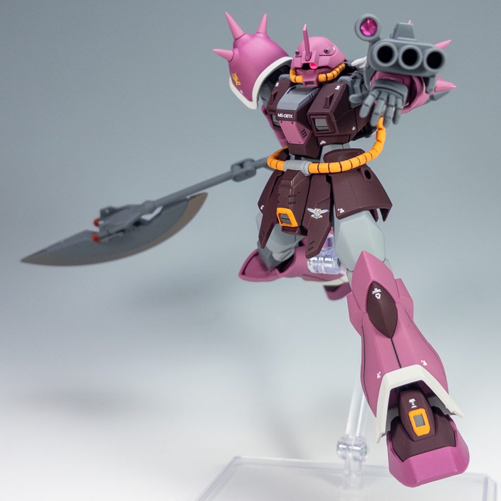 3連装35mmガトリング砲を構えて。グフカスと同じデザインでカッコよいですね。