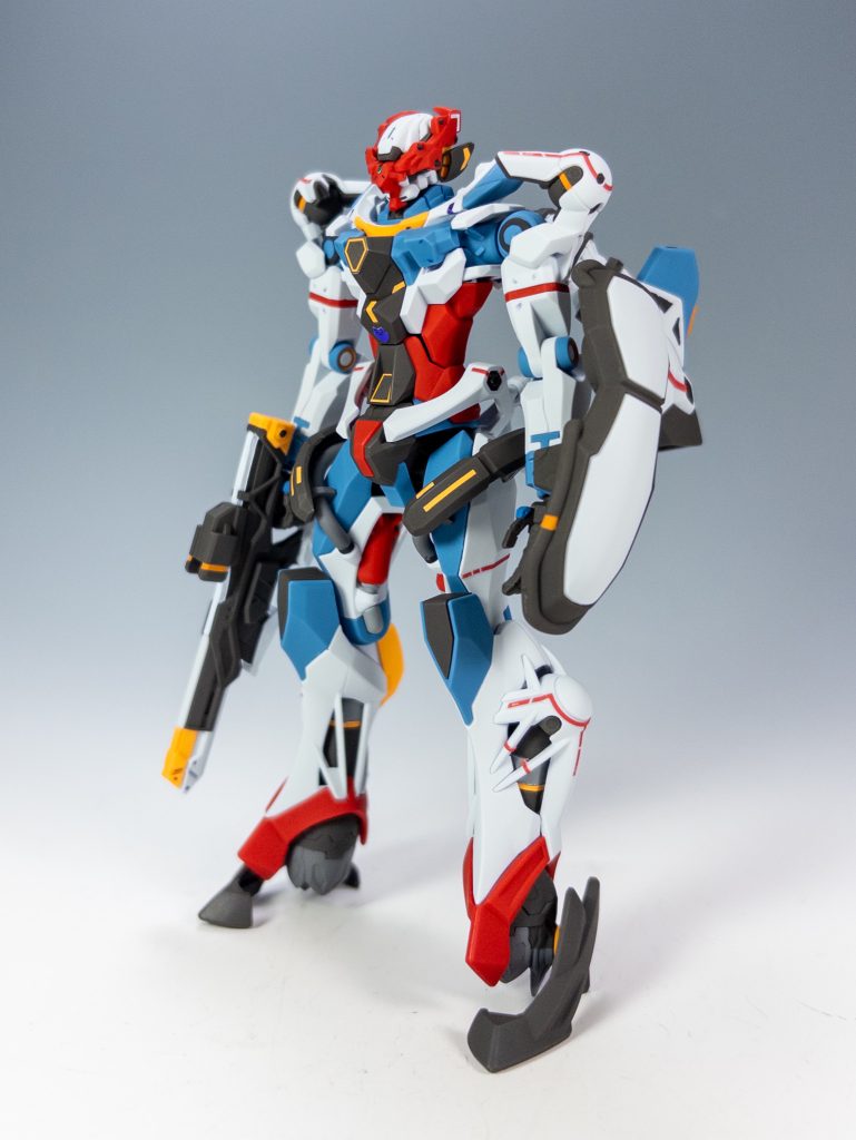 例のシステム起動前の頭部もついています。これはこれでカッコいいです!ライフル、シールドも色分けが大変です(汗