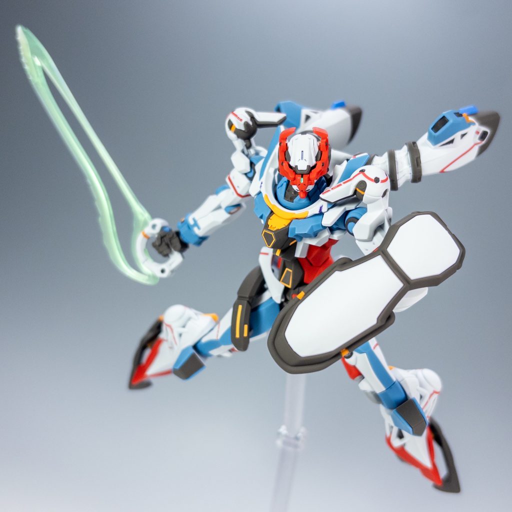 不思議な形のサーベル。成形色も偏光仕様で不思議です(笑