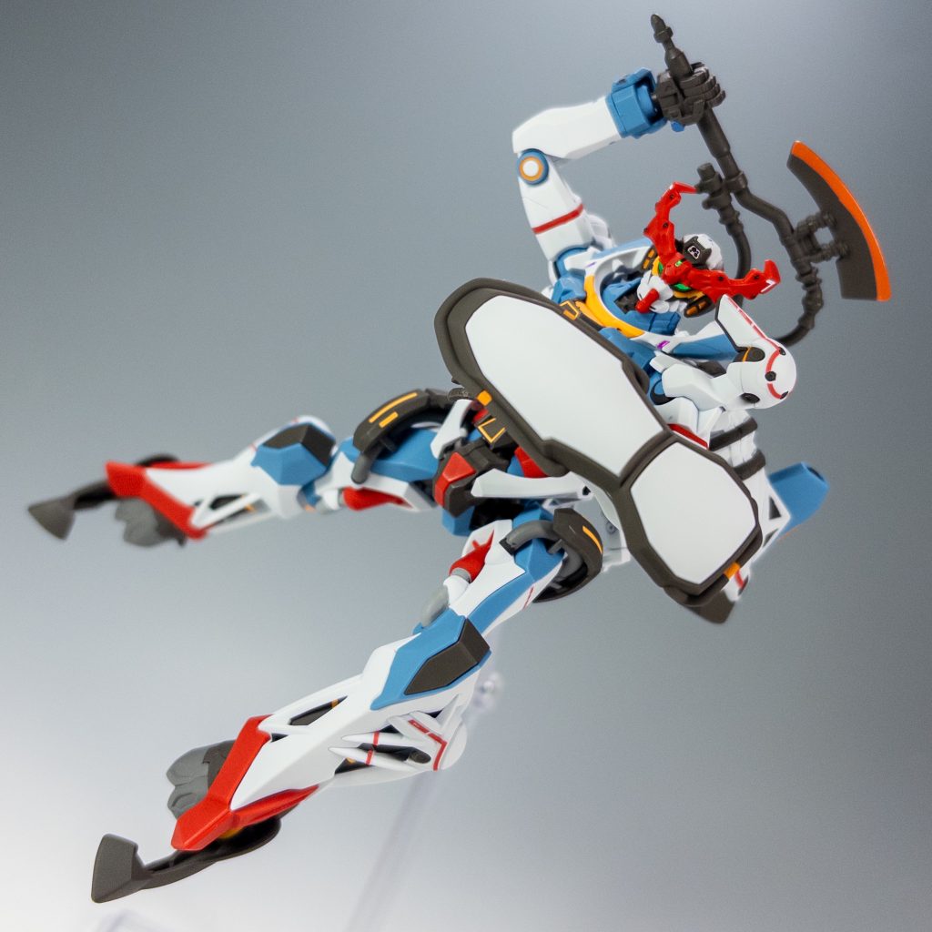 今までないデザインなので、ポーズが難しい。。。ヒートホークの刃は、蛍光塗料で光ります!