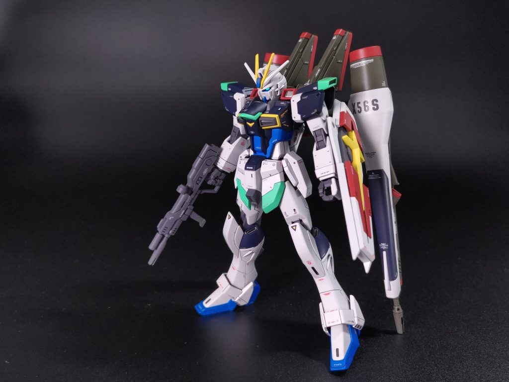 ツインアイのみ蛍光塗料を使用しています。