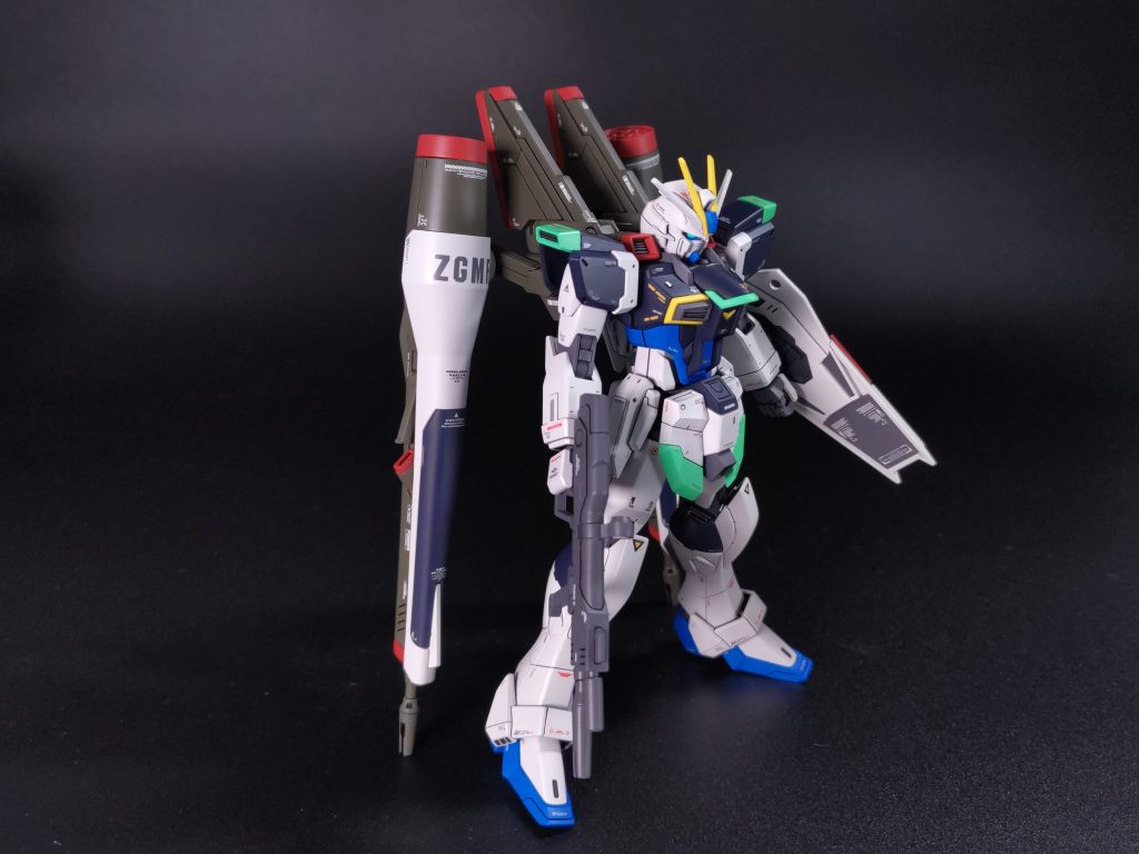 シールド裏は簡単にプラ板で塞いでデカールで誤魔化しました。