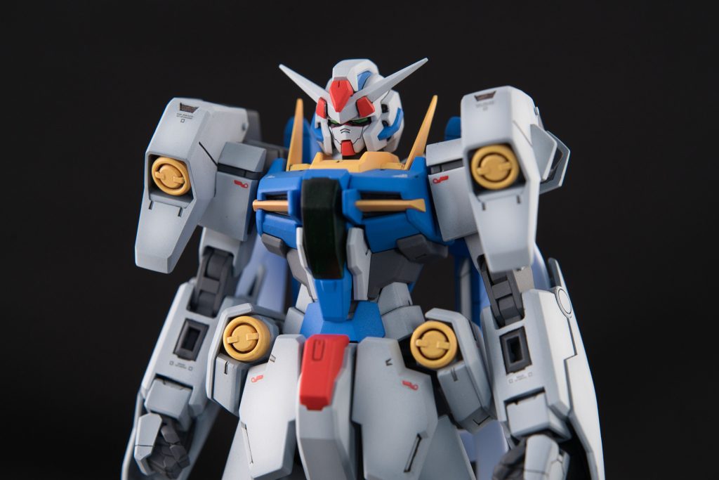 頭部はアゴを短くしています。肩アーマーはエッジがシャープになるように変更、若干小型化してます。腕は後ハメするため関節をHGCEインパルスの物に交換しています。