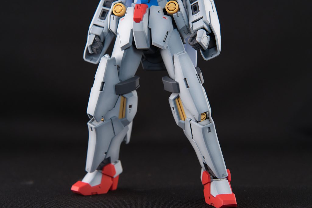 足は太ももを5mmくらい延長しています。