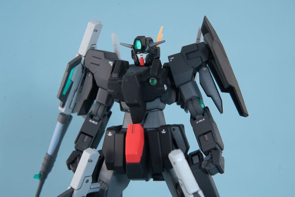 頭部は額のセンサーの大型化肩は形状をシャープに変更しています。胸の装甲もエッジが立つように形状修正し、腰は延長しています。