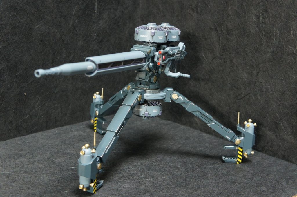 絶対テンションが持たないと思いビッグガンを先に作りました。成型色も派手目だったので変更したと思います。