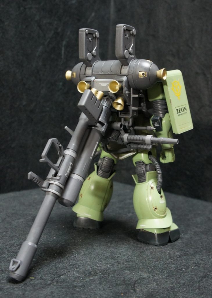 サイコ・ザクには及ばないですが背中はてんこ盛り。