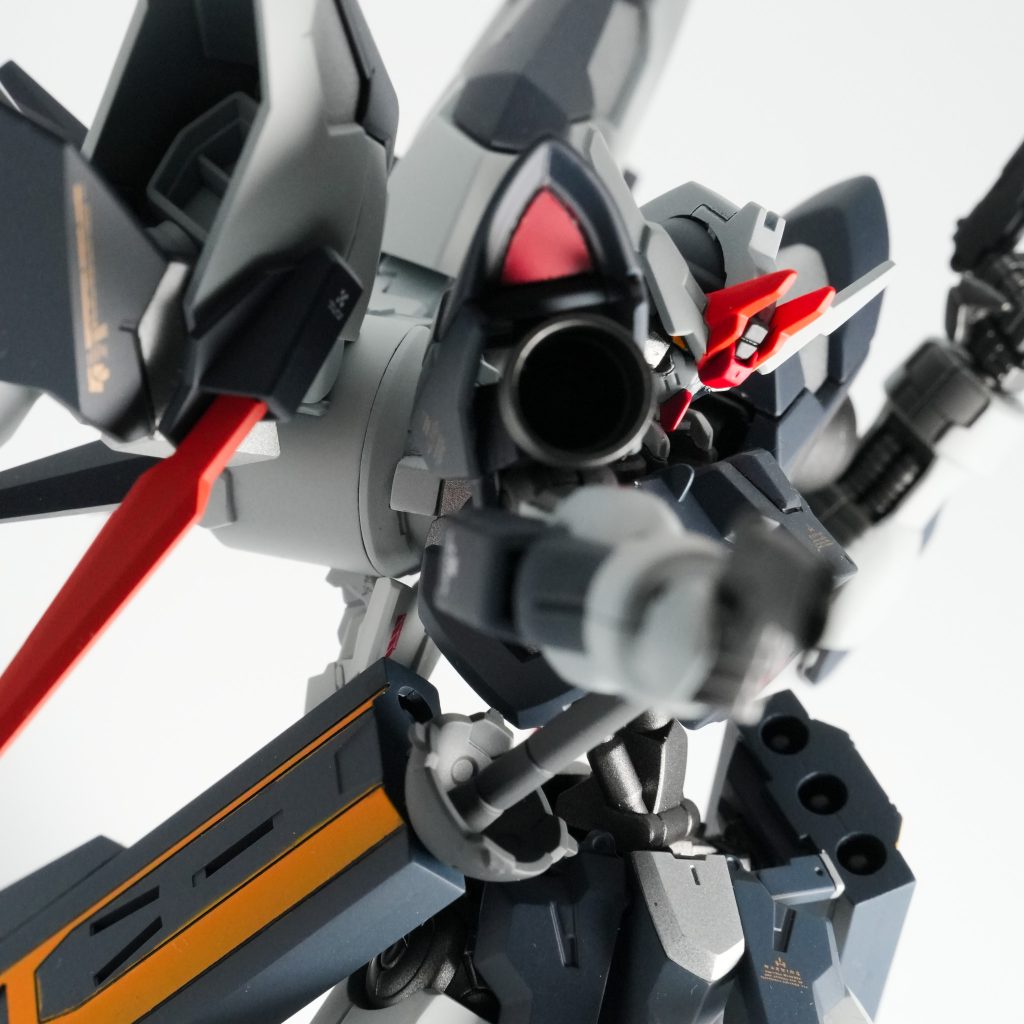カラーリングは ストライクノワールガンダム をイメージしました！下地：メカサフスーパーヘヴィフレーム：スターブライトアイアン/ガイアカラー外部装甲：ニュートラルグレーⅡ,ピュアオレンジ/gaia color　　　　　ディープオーシャンブルー,モンザレッド/Mr.COLOR　　　　　マンダリンイエロー/NAZCA　　　　　クロームシルバー/Finisher’s