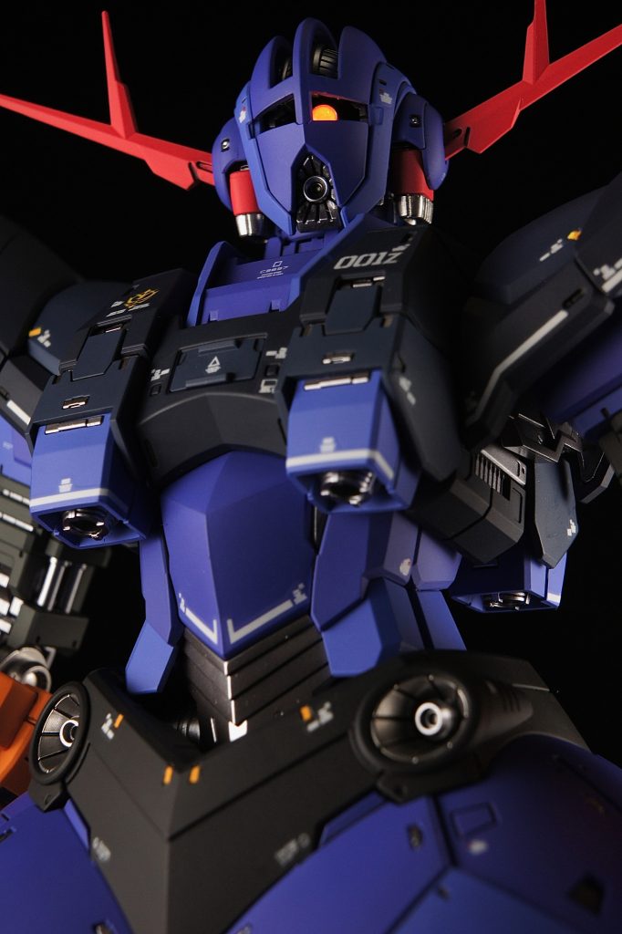 ジオングって「異形」「不気味」なイメージですよね。なのでカラーリング、光るモノアイ（蛍光塗料）、アオリ気味のライティング等で、その不気味さが表現できてたらいいなと思います。