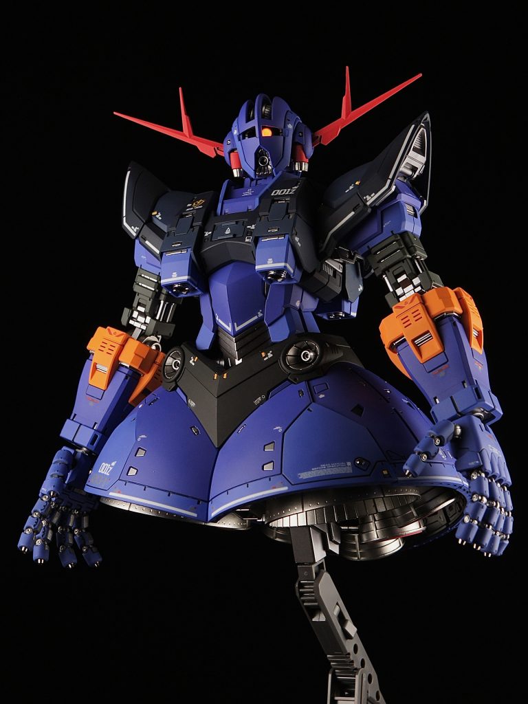 さすがRG、フレームの露出がディテールになっており、メタリック塗装がバエます！